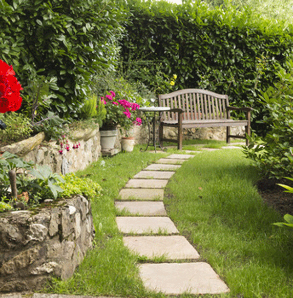 Garten mit befestigtem Weg