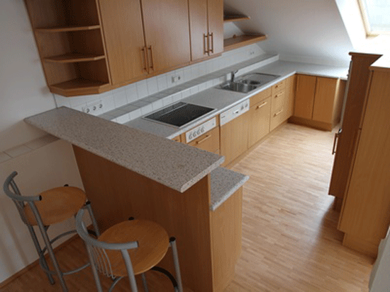 Moderne K&uuml;che mit integriertem Schnell-Imbiss Sitzplatz